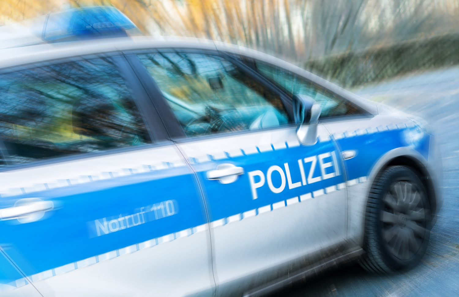 Polizeimeldung - Imagebild eines Polizeiwagens im Einsatz