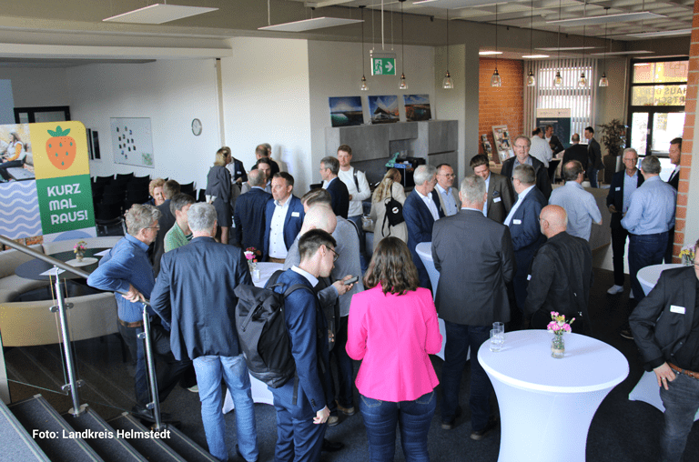 Referenten und Gäste netzwerken bei dem Zweite Erneuerbare Energien Forum in Helmstedt, Foto: Landkreis Helmstedt