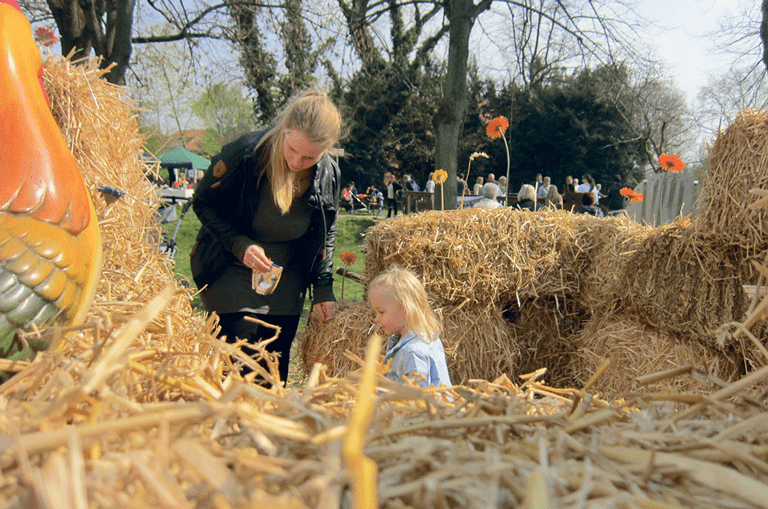 Das Osternest in Schöppenstedt, Frau mit Kind sucht Ostereier