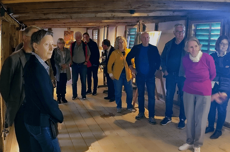 Die Gäste der Mühle Liesebach werden in die Produktionsweise der neuen Nasspresse eingeführt