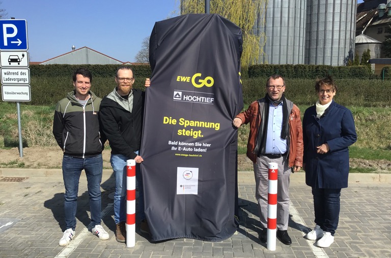 Freuen sich über die neuen Ladesäulen am Bahnhof für mehr Elektromobilität in der Elmstadt (von links): Klimamanager Florian Hamel, Klimamanager Christoph Gent, Schöppenstedts Stadtdirektor Rainer Apel und Schöppenstedts Bürgermeisterin Andrea Föniger.