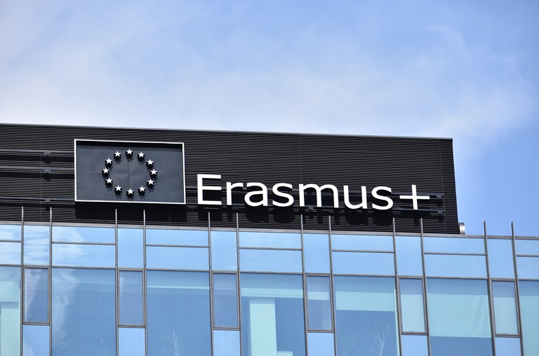 Das Erasmus+ Logo auf dem Dach eines Gebäudes