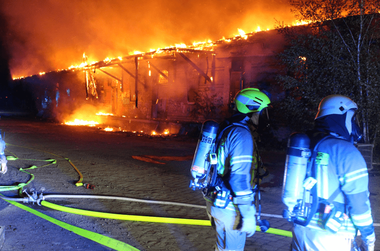 Feuerwehrleute im Einsatz bei einem Großbrand in einer Lagerhalle in Helmstedt