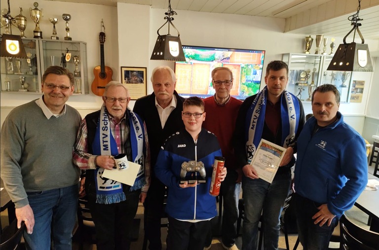 Die Geehrten bei der Jahreshauptversammlung der Tennisabteilung des MTV Schöningen