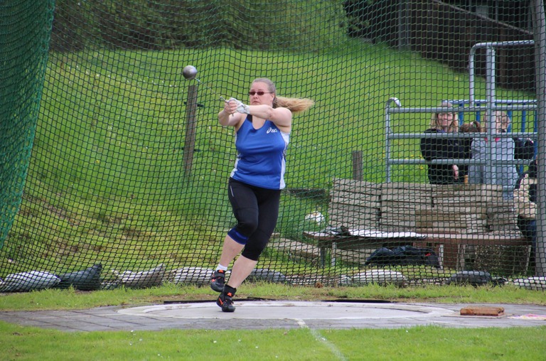 Christine Piehozki beim Hammerwurf