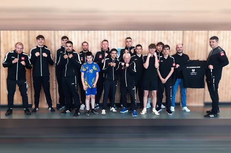 Die Boxstaffel des MTV Schöningen präsentiert sich mit den neuen Outfits