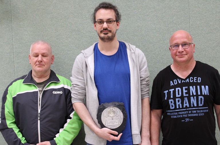 Bastian Schlißke (Mitte) gewann das 33. Tischtennis-Gedächtnisturnier. Martin John (l.) und Jürgen Weihrich (r.) erkämpften die weiteren Podestplätze