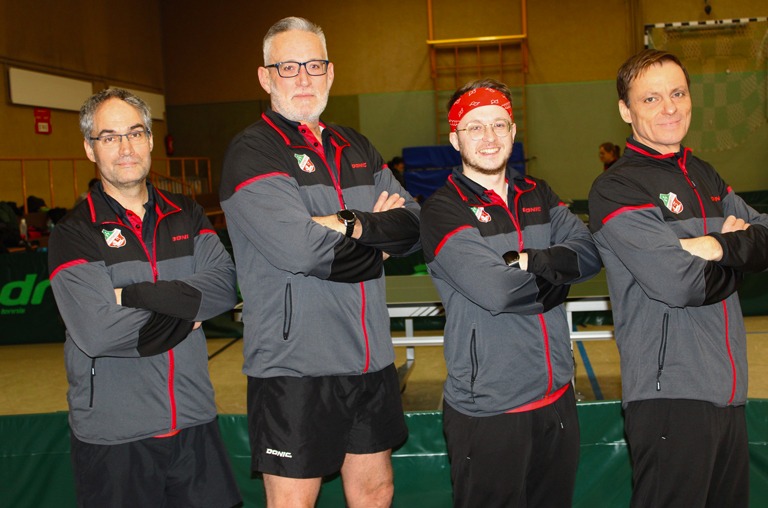 Die vierte Tischtennis-Mannschaft des TSV Schöppenstedt posiert für das Aufstiegsfoto