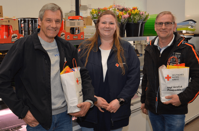 Frederike Schwieger vom DRK überreichte kleine Dankeschön-Tüten an Jens Musiol (links) und Heiko Klauenberg. Deren Handwerksbetriebe hatten sich erheblich am Ausbau der Tafel in Wolfenbüttel beteiligt.