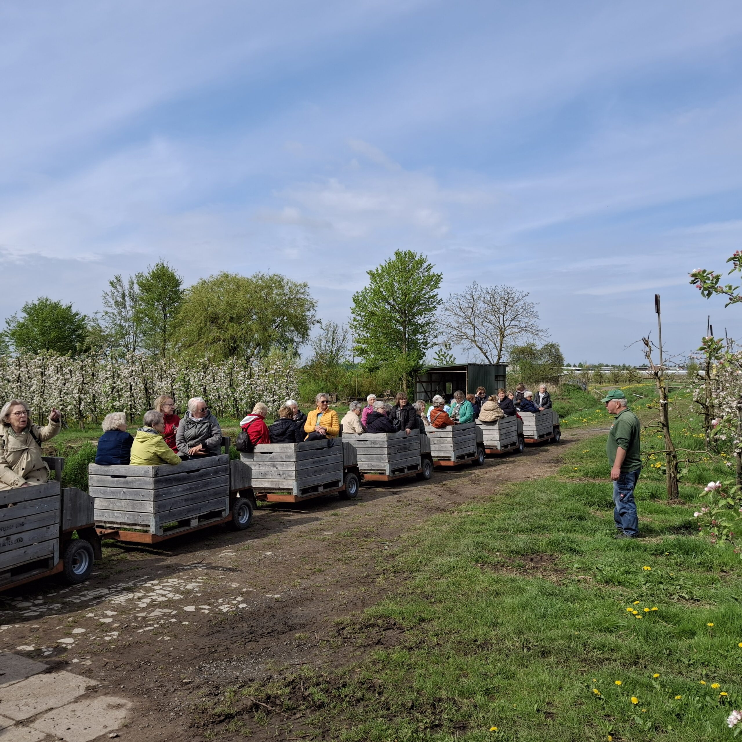 In umgebauten Obstkörben ging es für die Landfrauen über das Gelände.