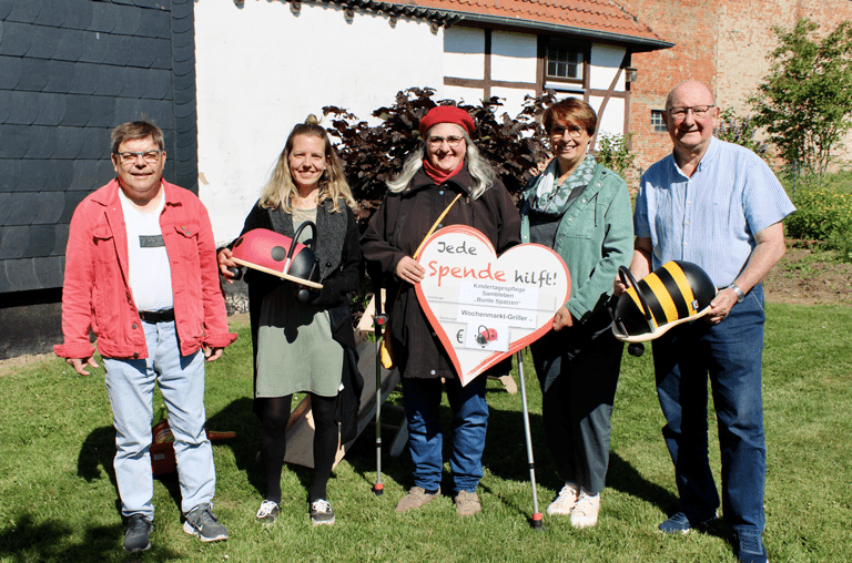 Spendenübergabe der Wochenmarkt-Griller an Jennifer Schwenger (2.v.l.)