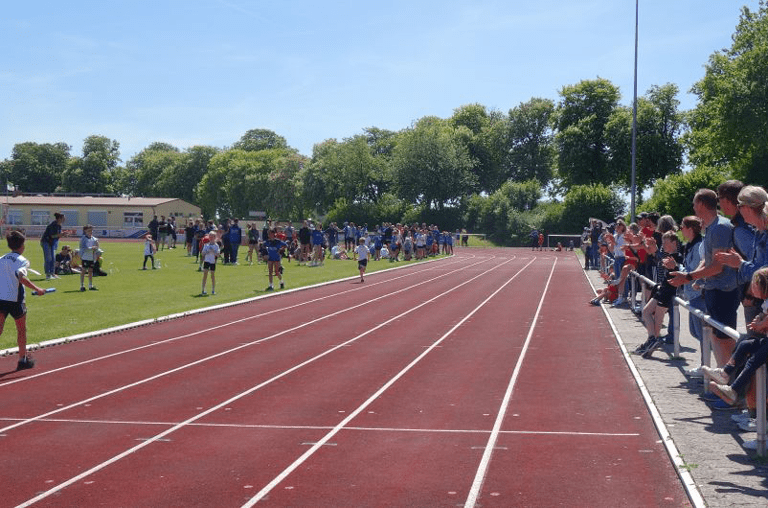 Das Schöninger Elmstadion war zum 10. Kinder- und Jugendsportfest gut gefüllt mit Sportlern und Zuschauern