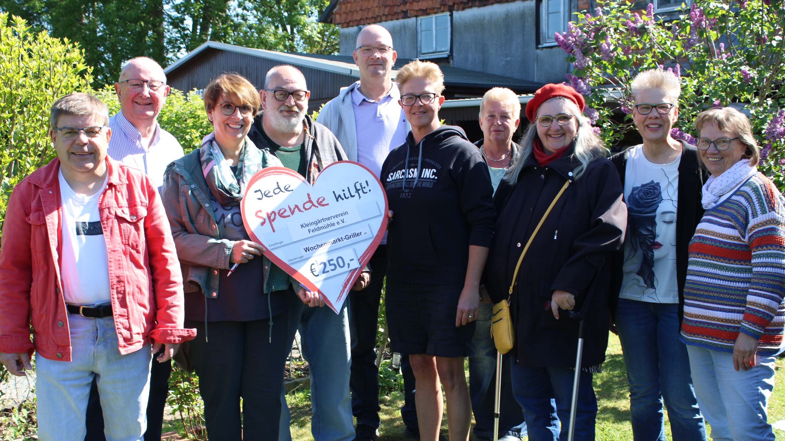 Der Schöppenstedter Wochenmarkt-Griller spendeten an den hiesigen Kleingärtnerverein Feldmühle. Der Verein muss unvorhergesehen renovieren.