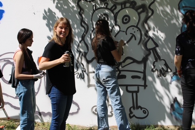 Schüler der IGS Schöppenstedt besprühen die Wände mit neuen Motiven.