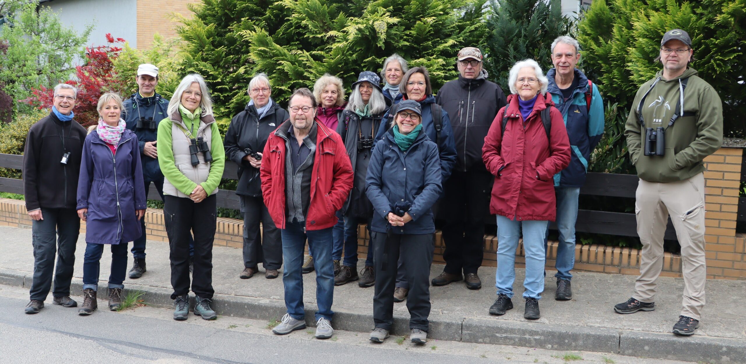 Christian Buchler (rechts) führte auch in diesem Jahr am Destedter Elmrand in das Hören von Vogelstimmen ein.