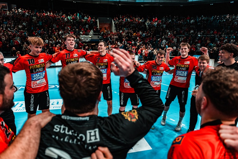 Mit dem 35:33-Sieg im Hinspiel bei den Würzburger Wölfen haben die Drittliga-Handballer vom MTV Braunschweig einen ersten Schritt in Richtung Aufstiegsfinale gemacht. Entsprechend groß war der Jubel beim den Spielern nach dem Abpfiff