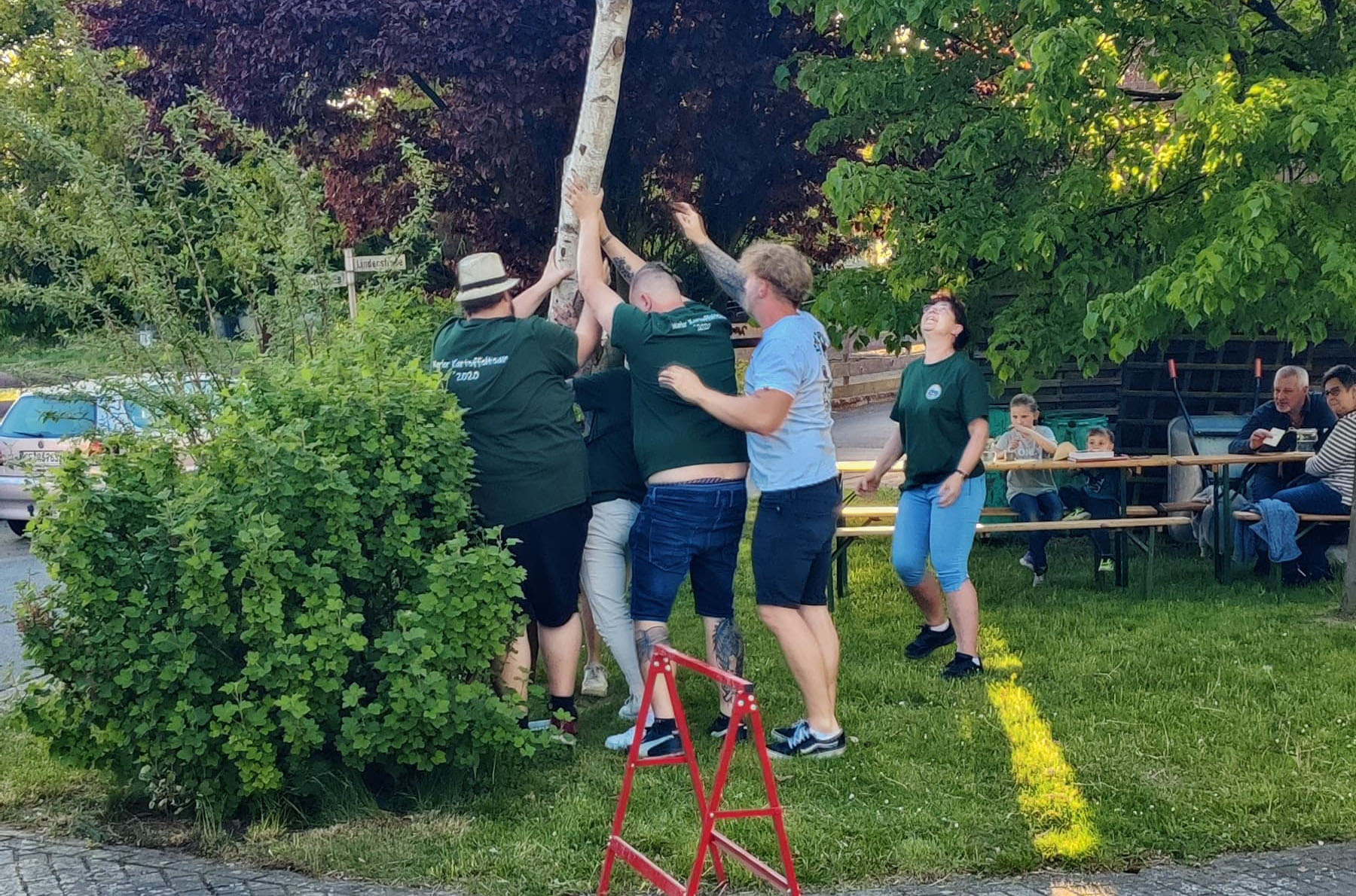Beim Maibaumaufstellen in Warle haben viele geholfen.