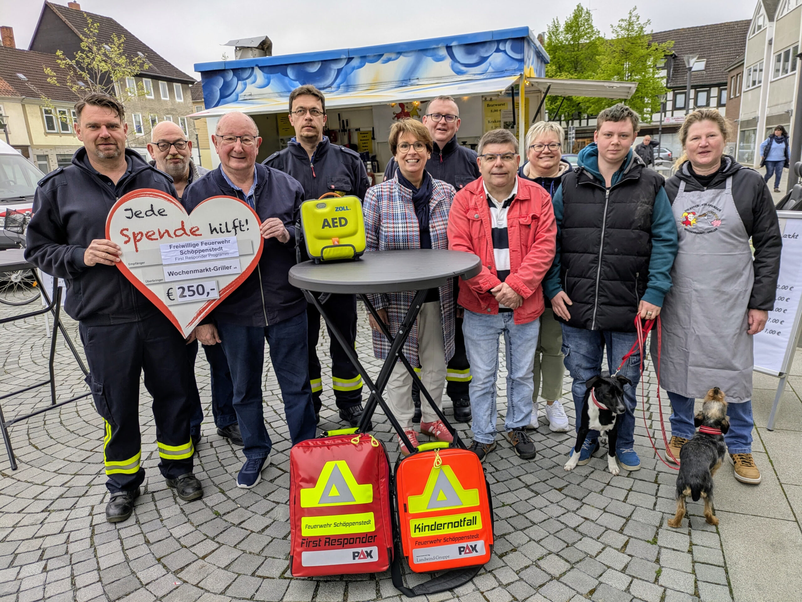 Die Wochenmarkt-Griller übergaben 250 Euro an die First Responder. Die Gruppe stellt ein zusätzliches Glied zwischen Laienhelfern und dem Rettungsdienst dar.