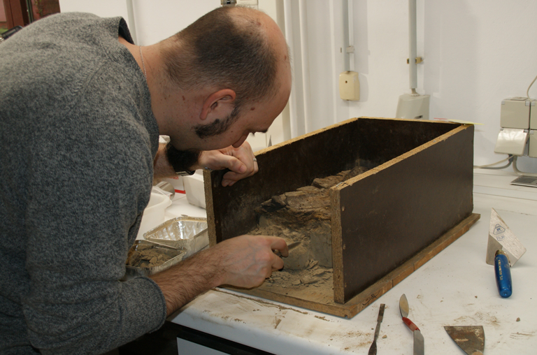 Archäolog*innen des Leibniz-Zentrums für Archäologie (LEIZA) und der Johannes Gutenberg-Universität Mainz (JGU) haben gemeinsam mit weiteren Expert*innen in ihrer Studie erstmals Altersdatierungen direkt aus der Fundschicht der Schöninger Speere vorgelegt. © Aritza Villaluenga