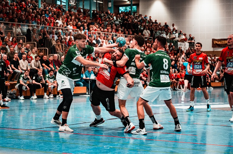 MTV-Kreisläufer Nikolaos Tzoufras (am Ball) steuerte beim 32:25-Erfolg gegen die Wölfe Würzburg im Halbfinal-Rückspiel in der ausverkauften Alten Waage zwei Treffer bei. Foto: Lando Reinberger