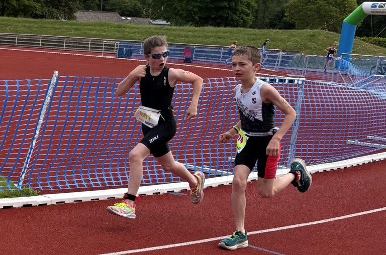 Sina Morese (links) motivierte ihren Teamkollegen Jonathan Haedicke auf den letzten Metern. Am Ende kamen beide auf Platz vier ins Ziel