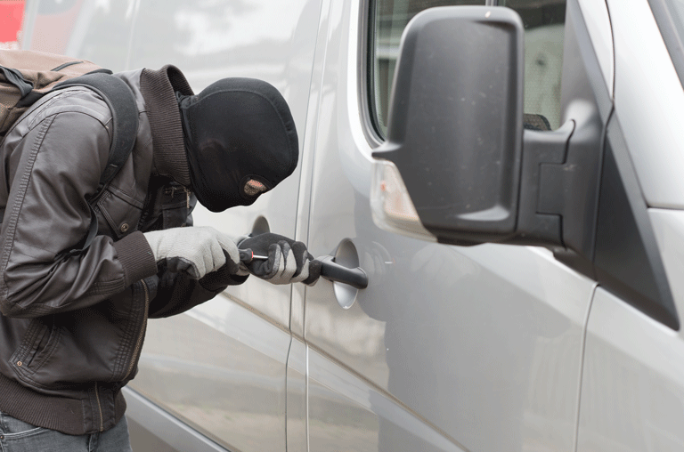 Unbekannte sind in eine Werkstatt in Cremlingen eingestiegen. Dort brachen sie einen Tresor aus der Wand und flüchteten in einem Transporter.