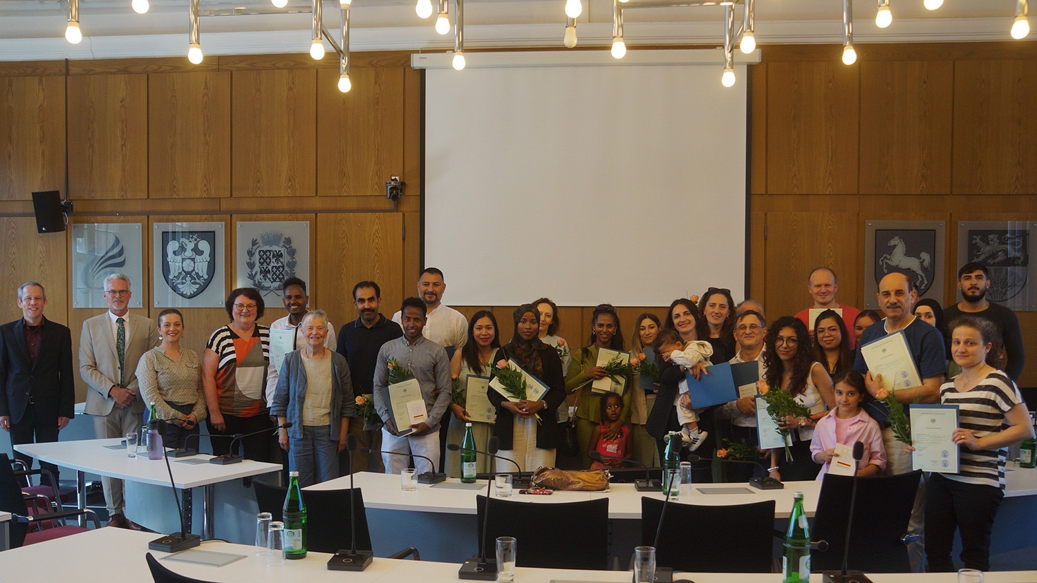 ﻿27 neue Staatsbürger hieß der Landkreis Wolfenbüttel willkommen. Die Personen bekamen ihre Einbürgerungsurkunden im feierlichen Rahmen überreicht.