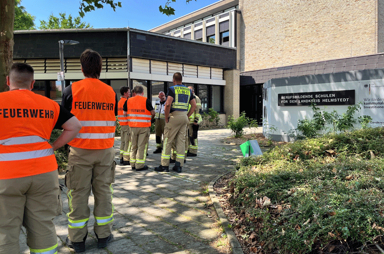 An der Berufsbildenden Schule in Helmstedt läuft derzeit ein Großeinsatz von Rettungs- und Polizeieinsatz.