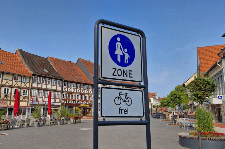 Freie Fahrt für Fahrradfahrer. Die Schöninger Verwaltung will sehen, wie gut es mit dem Rad in der Innenstadt funktioniert.