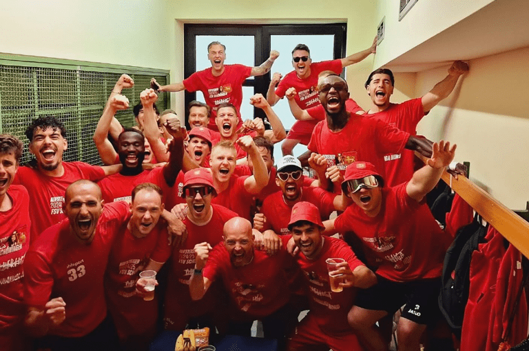 Die Aufstiegsfeier in der Kabine