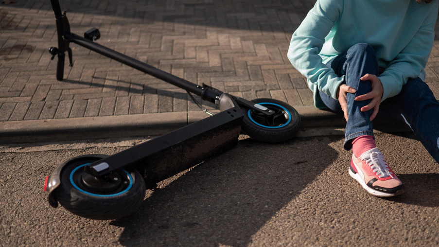 Bei einem Verkehrsunfall in Helmstedt wurde eine 31-Jährige verletzt. Ein beteiligter Rennrad-Fahrer entfernte sich unerlaubt.