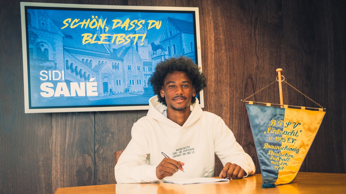 Eintracht Braunschweig kann weiter auf seinen Angreifer Sidi Sané bauen. Der Spieler hat seinen Vertrag bei den Löwen bis 2027 verlängert.