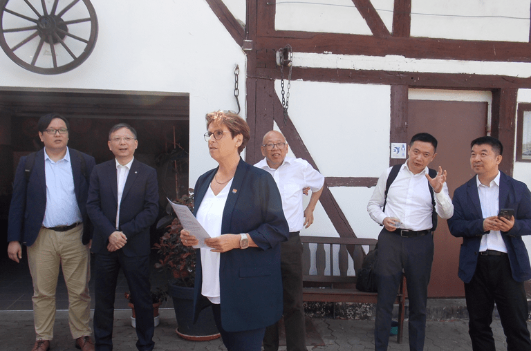 Andrea Föniger bei ihrer Begrüßungsansprache am ehemaligen Wohnhaus von Dr. Paulun