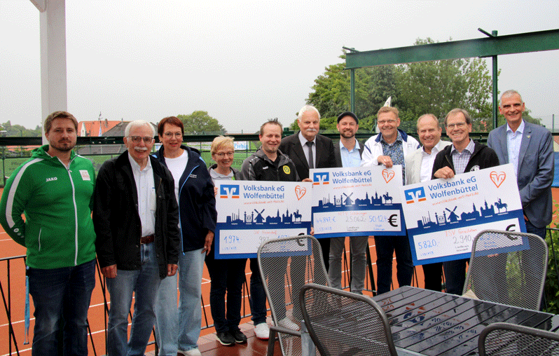 Trotz Regenwetters gab es fröhliche Gesichter im Vereinsheim der Tennissparte des MTV Schöningen: Hier wurden am Dienstag, den 10. Juni, die Schecks mit den Fördersummen der Sportstättenförderung 2025 symbolisch übergeben.