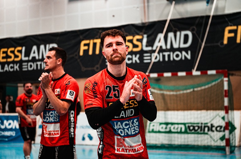 Mit enttäuschter Miene bedankten sich Linksaußen Bela Pieles und seine Mannschaftskameraden bei den Fans in der Alten Waage für die herausragende Unterstützung.