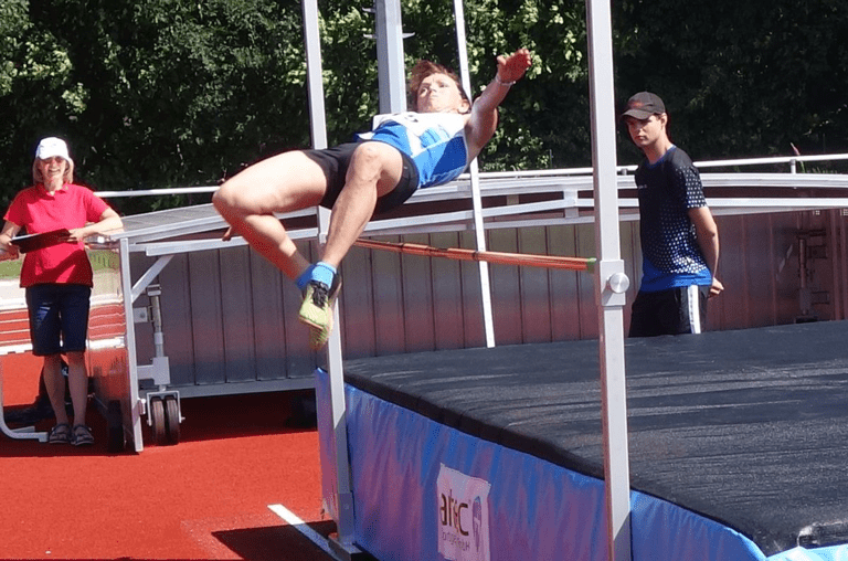 Kerstin Gericke gewann den Hochsprung-Wettbewerb und stellte im Dreisprung einen neuen Landesrekord der W55 mit 9,37 Metern auf