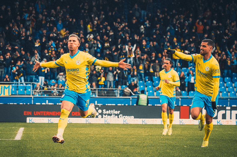 Die Spieler von Eintarcht Braunschweig bejubeln einen Treffer. Foto: Eintracht/Stephanie Zerbe