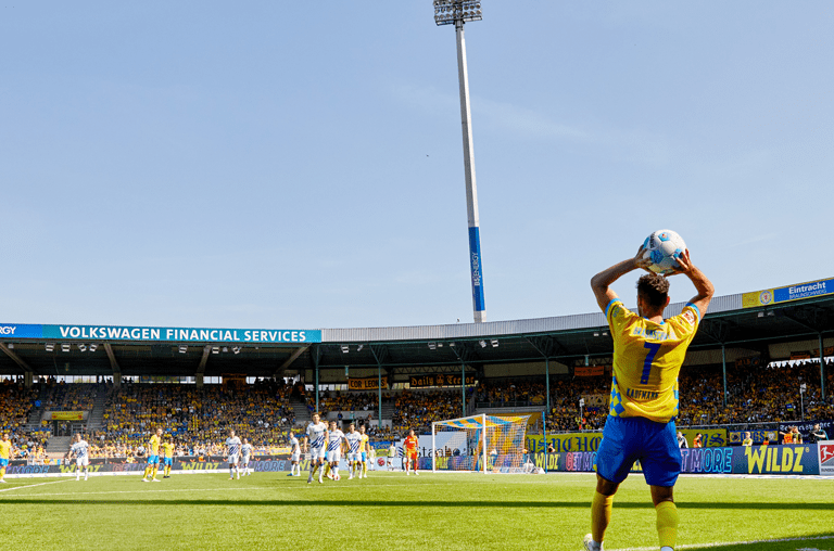 Am 3. Spieltag gastiert die Eintracht beim Karlsruher SC. Hier ein Foto vom Heimspiel aus der vergangenen Saison gegen den KSC, das die Braunschweiger mit 1:2 verloren. Foto: Eintracht/Stephanie Zerbe