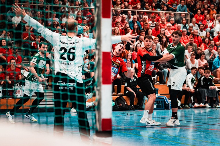 Trotz starker kämpferischer Leistung mussten sich die Handballer vom MTV Braunschweig (rote Trikots) im ersten Aufstiegsfinale zur 2. Bundesliga bei der HSG Krefeld Niederrhein mit 26:32 geschlagen geben. Foto: Lando Reinberger
