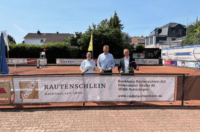 Freuen sich über die neue Sponsoring-Partnerschaft: v. l. Angelika Bernhauser (Bankhaus Rautenschlein), Thomas Hepner (Vorstand MTV Tennis), Dirk Ribbe (Vorstand Bankhaus Rautenschlein)