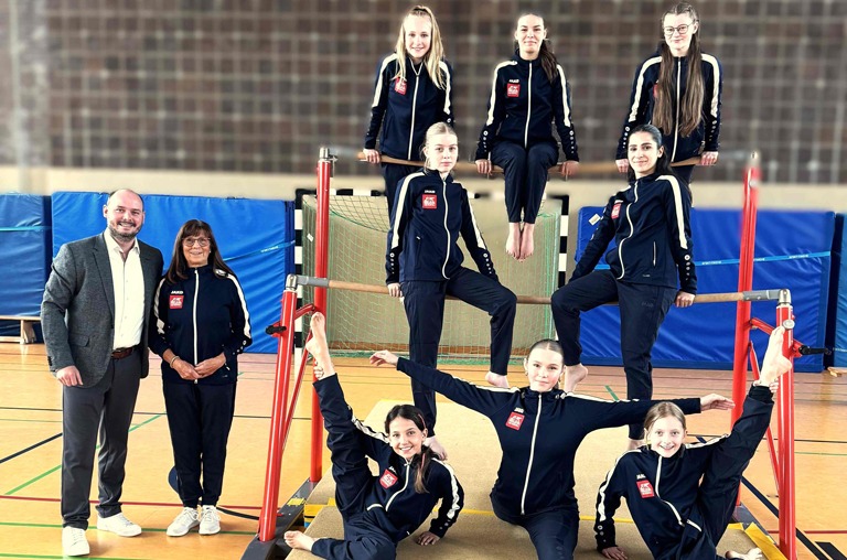 Die Turnerinnen vom MTV Schöningen präsentieren ihre neuen Trainingsanzüge