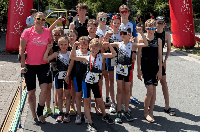Die Teilnehmer des WSV 21 posieren beim Lehrter Schülertriathlon vor dem Start-/Zielbereich