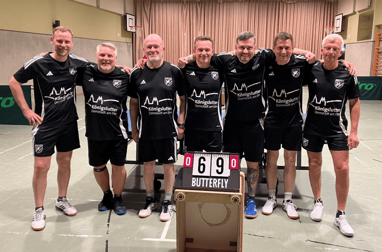 Das Aufsteigerteam der 1. Mannschaft nach dem Sieg in der Relegation: (v. l.) Thomas Huth, Michael Schlie, Armin Kraus, Andreas Wurch, Tobias Langenheine, Dirk Wegner, Ulf Hesker