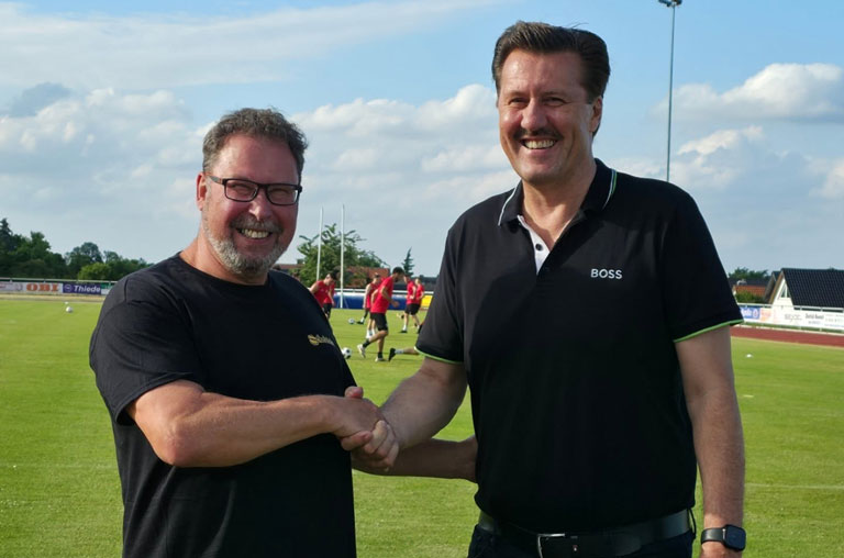 Frank Schulze mit Karsten Kräcker - Handschlag zur Übernahme Vereinsheim FSV