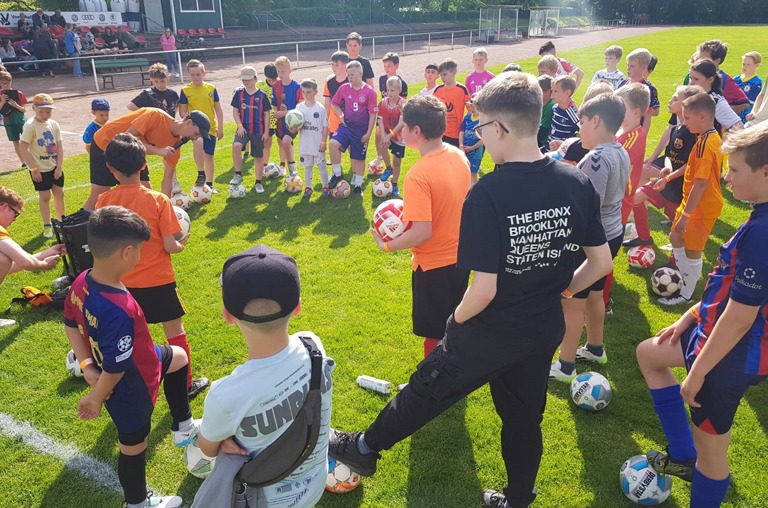 Zahlreiche Kinder begeisterte der Fußballakrobat Jannik Freestyle bei seinem Workshop auf dem TSV-Fußballplatz