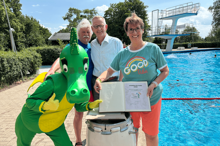 Freuten sich bei tropischen Temperaturen über die große Resonanz beim 24-Stunden-Schwimmen für die Peter Maffay Stiftung: (v. r.) Schöppenstedts Bürgermeisterin Andrea Föniger, Samtgemeindebürgermeister Dirk Neumann, Organisator Manfred Kramer und Tabaluga