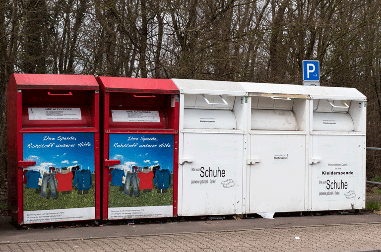 Laut Landkreis Helmstedt darf nicht alles, was momentan zu Altkleidercontainern gebracht wird, auch hinein. Einiges darf in den Restmüll.