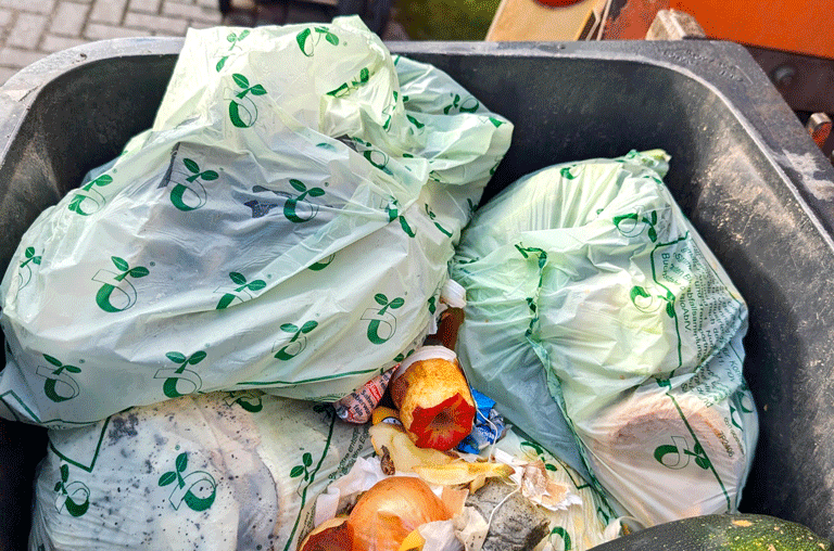 Aufpassen beim Biomüll: Das Abfallwirtschaftsbetrieb des Landkreises Wolfenbüttel kontrolliert, ob die Tonnen richtig befüllt werden.