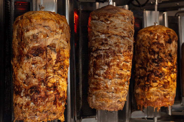 Bisher unbekannte Täter haben mehrere Dönerspieße auf einem Feldweg nahe der Kreisstraße 50 bei Rottorf entsorgt.