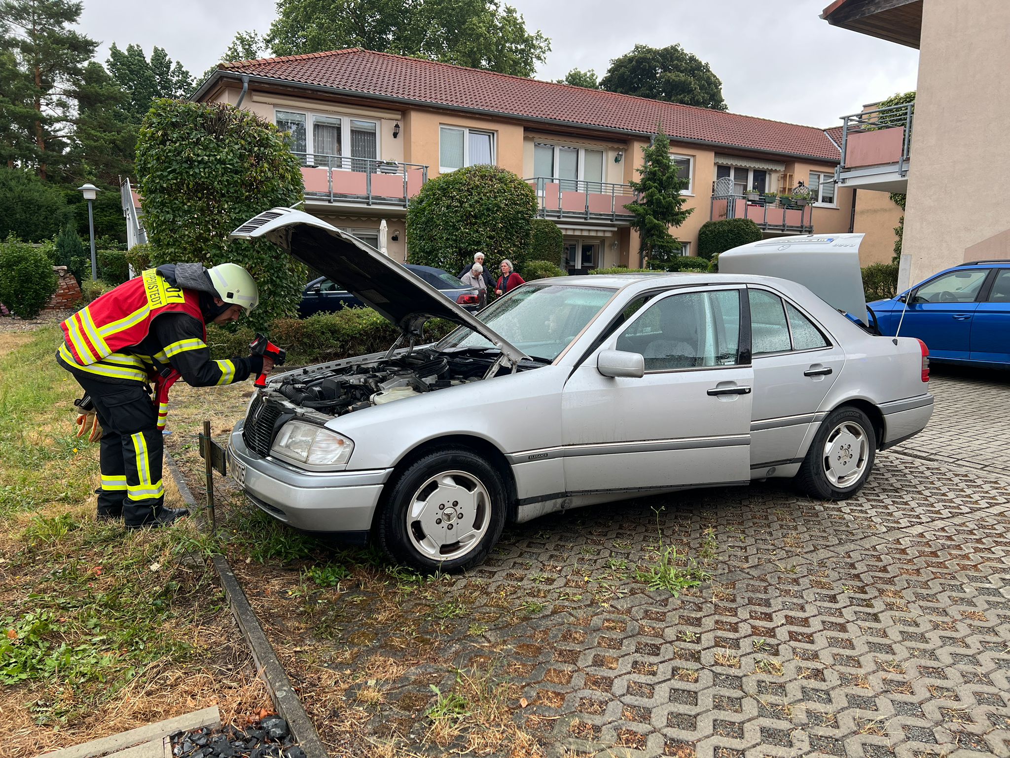 Am Mittwoch wurde die Freiwillige Feuerwehr Schöppenstedt zu einem brennenden Pkw gerufen. Der Einsatz war glücklicherweise schnell zu Ende.